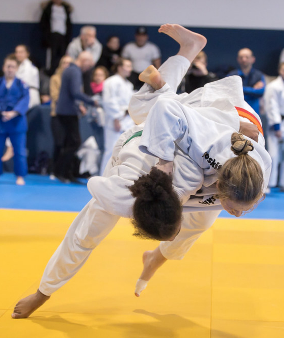 Zwei Judoka beim Wurf.