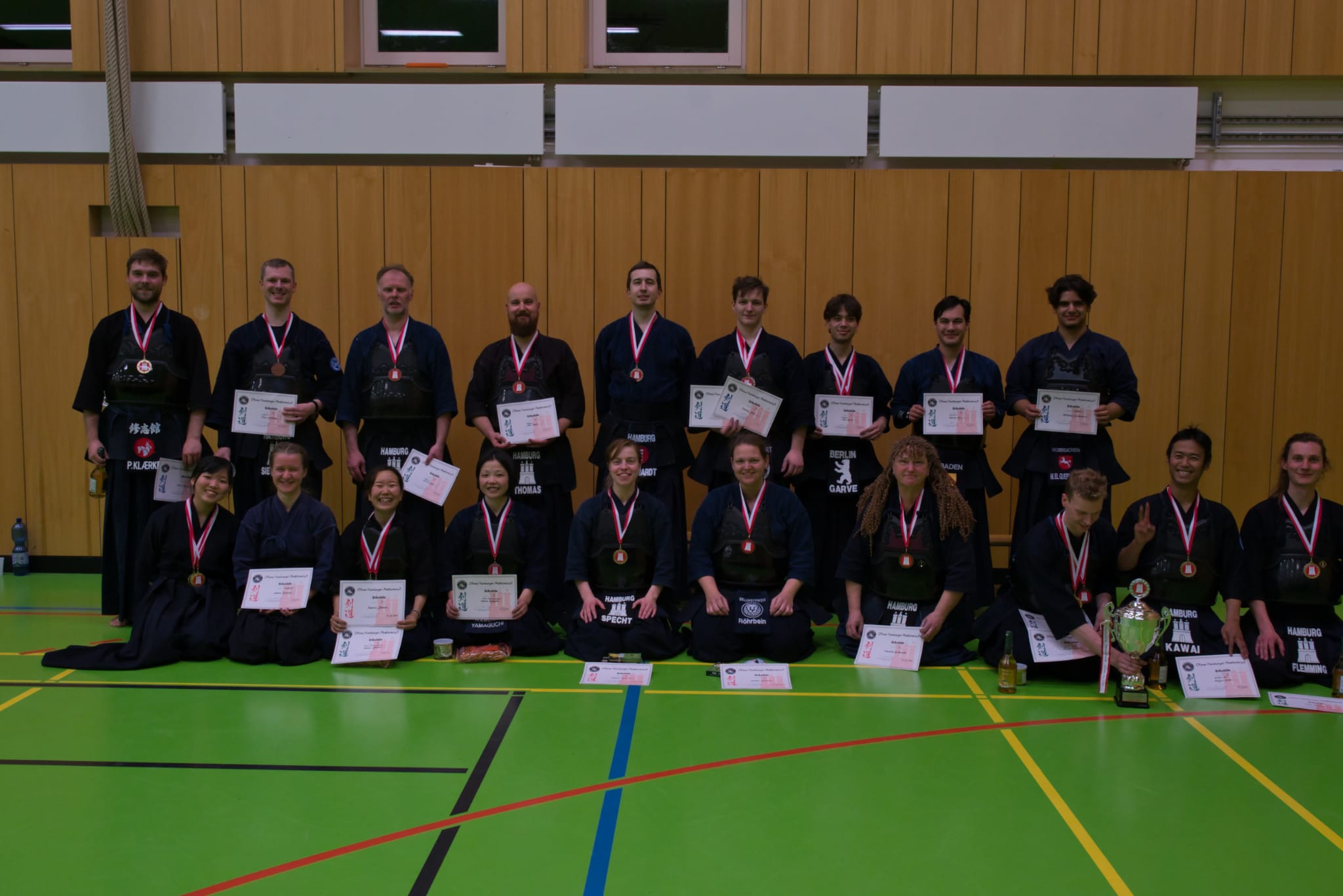 Gruppenfoto der Sieger/innen der Hamburger Kendo Meisterschaften.